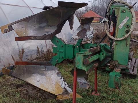 Váltvaforgatós mélyszántó eke eladó Váltvaforgatós mélyszántó eke eladó