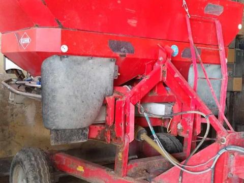 Kuhn Axis 40.1W vontatott műtrágyaszóró Kuhn Axis 40.1W vontatott műtrágyaszóró