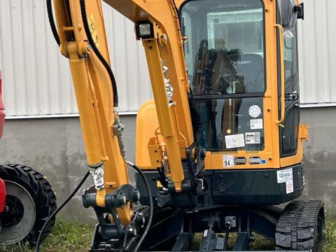 Eladó Hyundai R35Z-9A zéró farseprésű, gumihevederes minikotró Eladó Hyundai R35Z-9A zéró farseprésű, gumihevederes minikotró