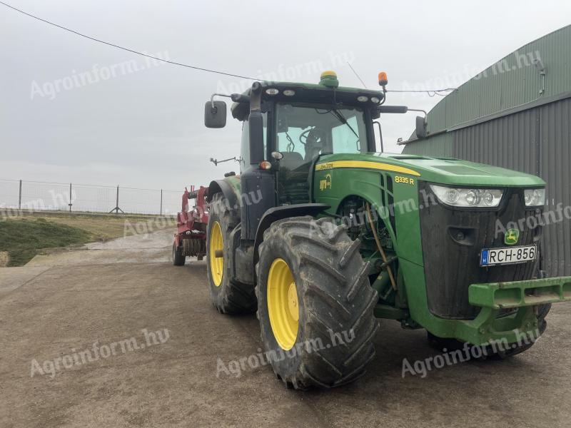 John Deere 8335R