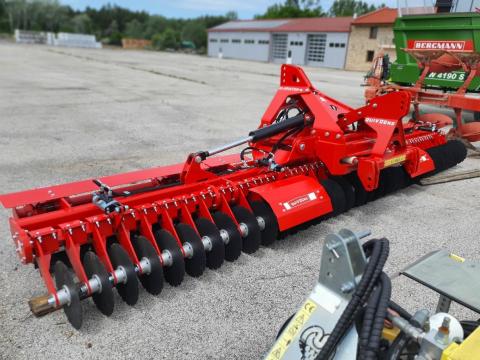 Quivogne GLADIATOR 6 méteres munkaszélességű késes henger tárcsasorral kombinálva Quivogne GLADIATOR 6 méteres munkaszélességű késes henger tárcsasorral kombinálva