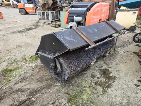 Minirakodóra szerelhető utcai seprű Minirakodóra szerelhető utcai seprű