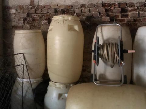 210 literes műanyag hordó, 200 literes vashordó és 1000 literes műanyag fémkeretes víztartály eladó 210 literes műanyag hordó, 200 literes vashordó és 1000 literes műanyag fémkeretes víztartály eladó