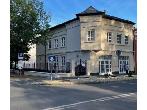 Nyíregyháza fő utcáján saroktelken eladó egy egyedi impozáns villa épület Nyíregyháza fő utcáján saroktelken eladó egy egyedi impozáns villa épület