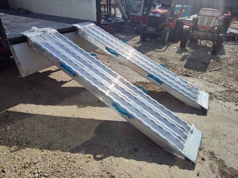 20 tonna teherbírású, 2,5 méteres rámpa, 45 cm széles 20 tonna teherbírású, 2,5 méteres rámpa, 45 cm széles