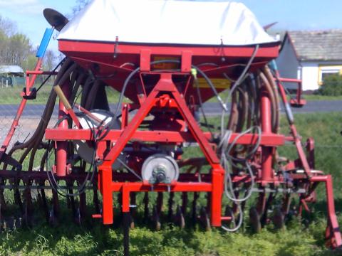 Accord tárcsás 3 méteres 24 soros apró magos vetőgép Accord tárcsás 3 méteres 24 soros apró magos vetőgép