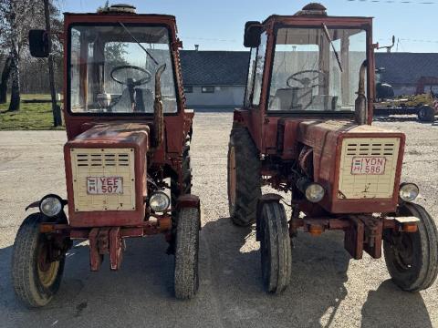 2 db T-25 típusú kis traktor 2 db T-25 típusú kis traktor