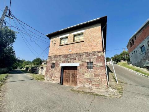 Lakóépület besorolású ház + pince + telek Lakóépület besorolású ház + pince + telek