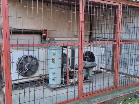 Komplett, ipari, jelenleg is használt hűtőberendezés az épület átalakítása miatt eladó Komplett, ipari, jelenleg is használt hűtőberendezés az épület átalakítása miatt eladó