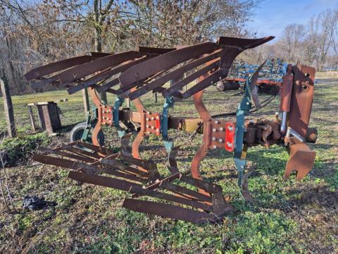 Vogel & Noot réselt lemezű váltvaforgatós eke előhántolókkal Vogel & Noot réselt lemezű váltvaforgatós eke előhántolókkal