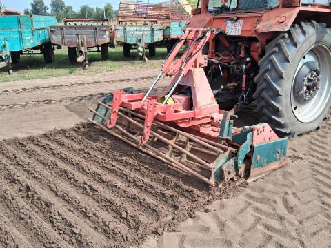 Vogel & Noot 2,5 mèteres forgóborona hidraulikus vetőgép konzollal Vogel & Noot 2,5 mèteres forgóborona hidraulikus vetőgép konzollal