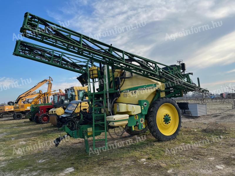 John Deere 840 permetező