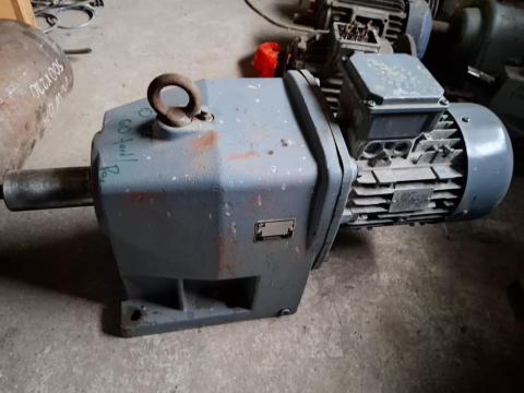 Hajtóműves villanymotor Hajtóműves villanymotor