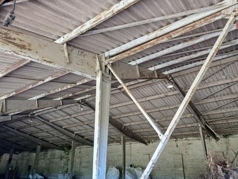 Bontott vasvázas csarnok