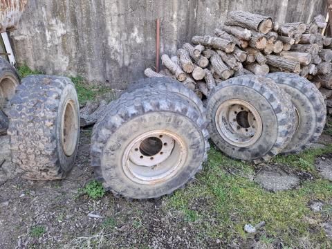 Jó állapotú IFA HW 6011, 8011 gumiabroncs felnivel eladó Jó állapotú IFA HW 6011, 8011 gumiabroncs felnivel eladó