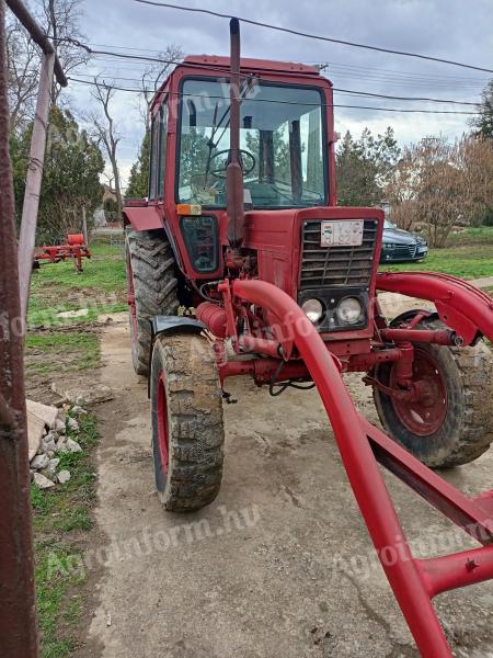 MTZ 550 homlokrakodóval