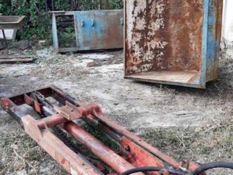 Szőlőkihordó, billentős, konténeres, puttonyos targoncatorony Szőlőkihordó, billentős, konténeres, puttonyos targoncatorony