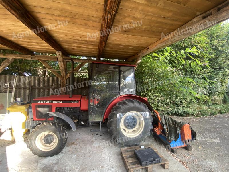 Eladó ültetvény traktor Zetor 5243 - 1500 üzemóra + művelő eszközök