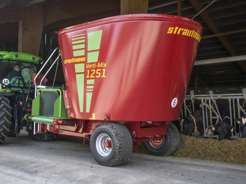 Strautmann VertiMix 1251 takarmánykeverő és kiosztókocsi Strautmann VertiMix 1251 takarmánykeverő és kiosztókocsi