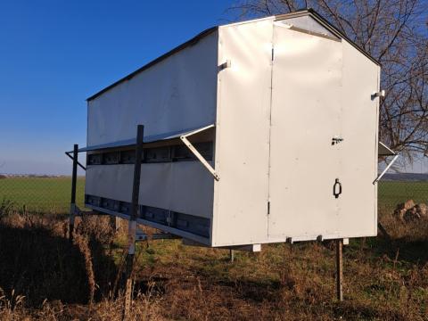 Eladó méhes konténer MB18-as kaptárokkal és tartozékokkal