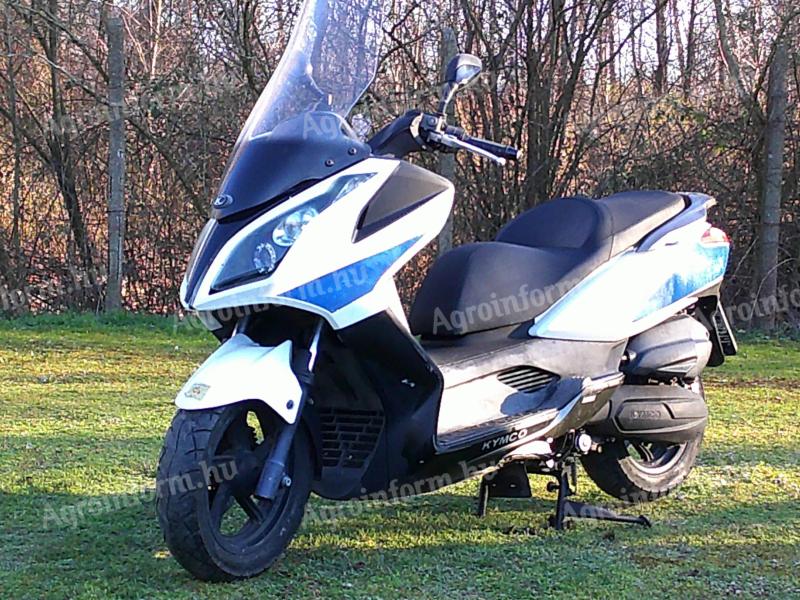 Kymco Downtown 125-ös nagyrobogó motorhibásan, bontódik Tapolcán