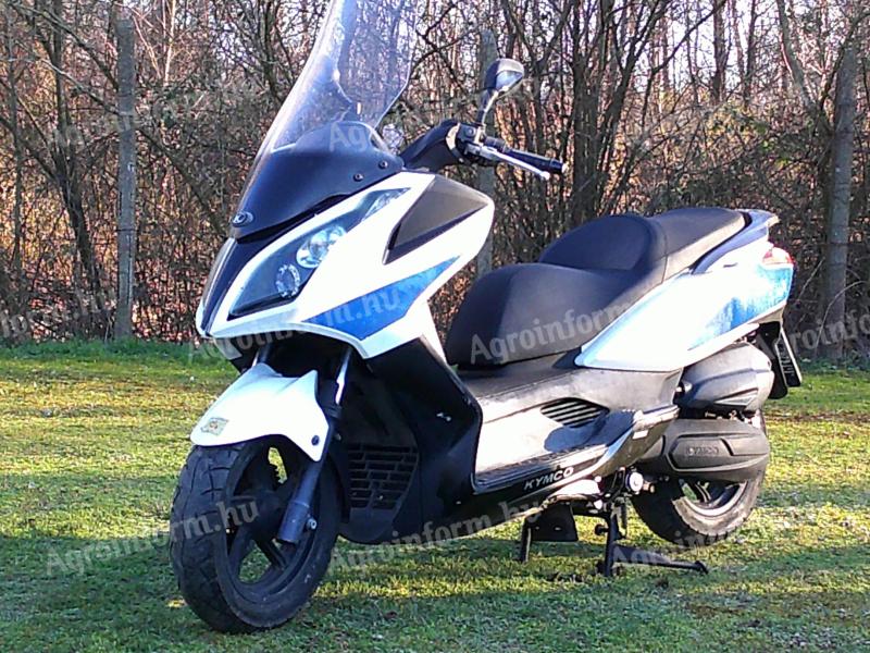 Kymco Downtown 300-as nagyrobogó motorhibásan és papírok nélkül