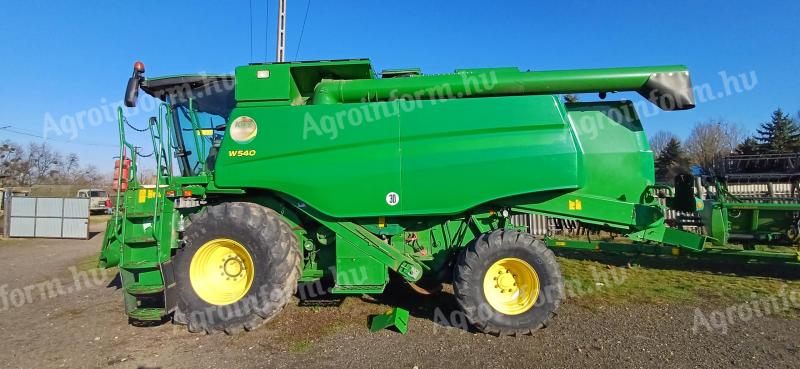 Eladó John Deere W540 kombájn napraforgó- és kukoricadapterekkel