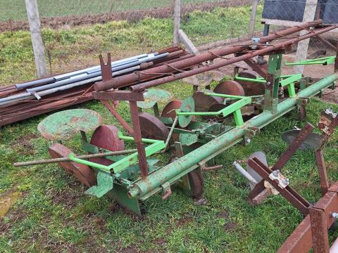 Eladó 4 soros palántázó Eladó 4 soros palántázó