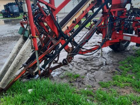 Simon póréhagyma-betakarítógép Simon póréhagyma-betakarítógép