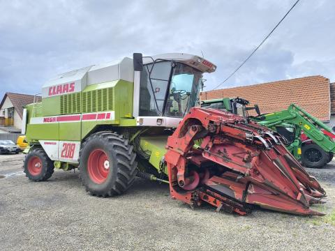 Claas Mega 208.2 kombájn Geringhoff kukoricaasztallal együtt Claas Mega 208.2 kombájn Geringhoff kukoricaasztallal együtt