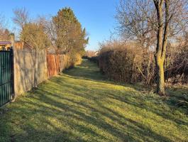 Höveji Szilvásokban 433 m2-es terület kis házzal eladó