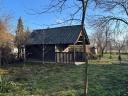 Höveji Szilvásokban 433 m2-es terület kis házzal eladó