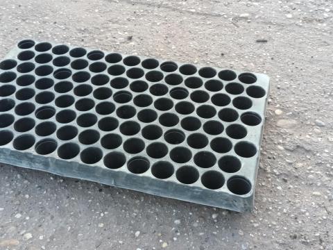 Palántanevelő tálca