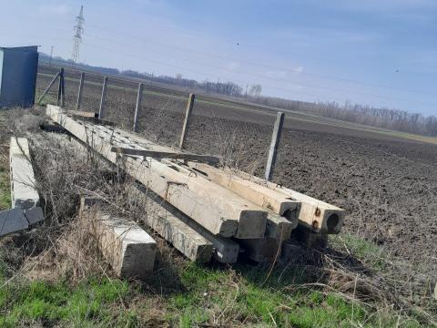 Beton villanyoszlop eladó Beton villanyoszlop eladó