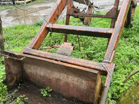 Eladó ROTSCHNE homlokrakodó trágyavillával Eladó ROTSCHNE homlokrakodó trágyavillával