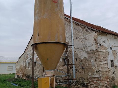 Takarmány tároló siló tápos tartály Takarmány tároló siló tápos tartály