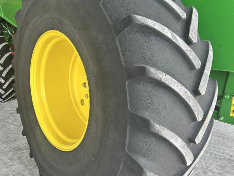 Kombájn kerékgarnitúra eladó - 680/85R32 és 500/85R24 Continental,  TITAN