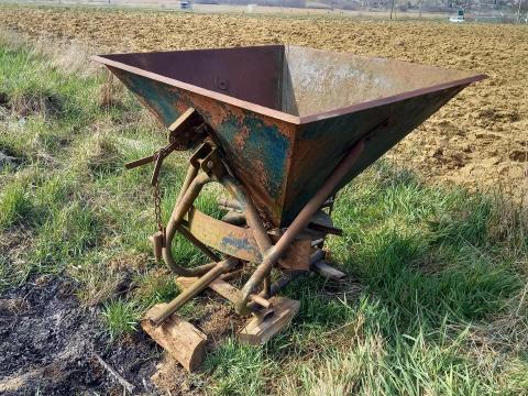 Műtrágya szóró 300 literes Műtrágya szóró 300 literes