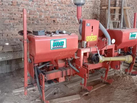 4 soros kukoricavetőgép műtrágya- és granulátumadagolóval