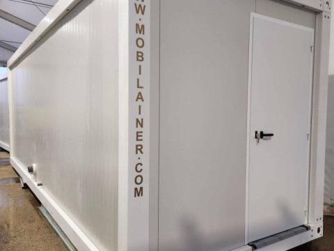 Fekete-fehér öltözőkonténer, 7 méter hosszú Fekete-fehér öltözőkonténer, 7 méter hosszú