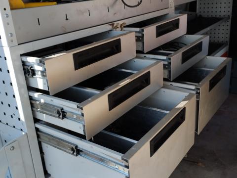 Kisteherautó polcrendszer, járműberendezés, mobilműhely Kisteherautó polcrendszer, járműberendezés, mobilműhely