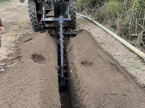 Láncos árokásó - csővezeték fektetéshez,  vízelvezetéshez