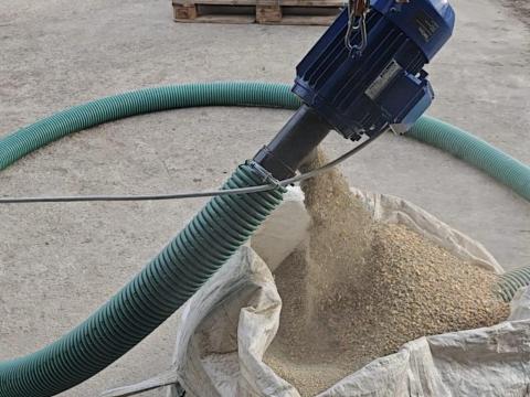 Gabona,  csiga,  8 m,  380 V,  árpa,  kukorica,  búza,  liszt,  tritikálé,  napraforgó,  fűrészpor