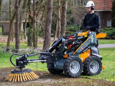 Giant Csúszókormányzású rakodógép,  kompakt rakodó,  Bobcat 20-25 Le / GS800-GS900 Giant Csúszókormányzású rakodógép,  kompakt rakodó,  Bobcat 20-25 Le / GS800-GS900