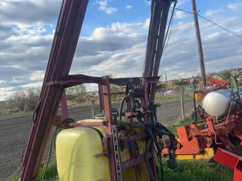 HARDI 800 LITERES PERMETEZŐ, 15 MÉTERES HIDRAULIKUS KERETTEL SZIVATTYÚ NÉLKÜL HARDI 800 LITERES PERMETEZŐ, 15 MÉTERES HIDRAULIKUS KERETTEL SZIVATTYÚ NÉLKÜL