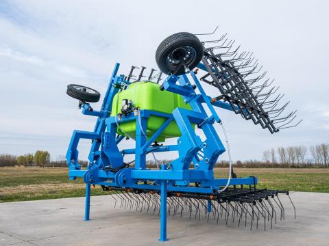 Új Gyomfésű,  függesztett,  hidraulikus csukással,  550 l-es folyékony műtrágyaszóróval eladó Új Gyomfésű,  függesztett,  hidraulikus csukással,  550 l-es folyékony műtrágyaszóróval eladó