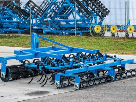 Új Magágykészítő Kombinátorok,  elöl rögtörővel,  4 sor kapával,  függesztett,  fix csukással Új Magágykészítő Kombinátorok,  elöl rögtörővel,  4 sor kapával,  függesztett,  fix csukással