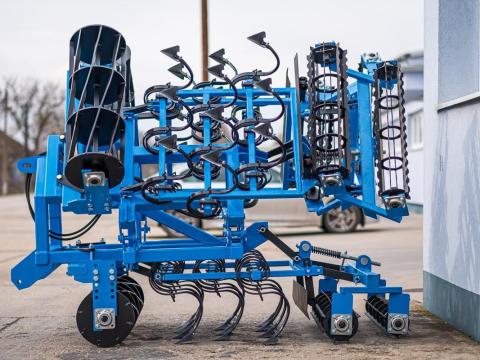 Új Magágykészítő Kombinátorok, elöl rögtörővel, 4 sor kapával, függőleges, hidraulikus csukással Új Magágykészítő Kombinátorok, elöl rögtörővel, 4 sor kapával, függőleges, hidraulikus csukással