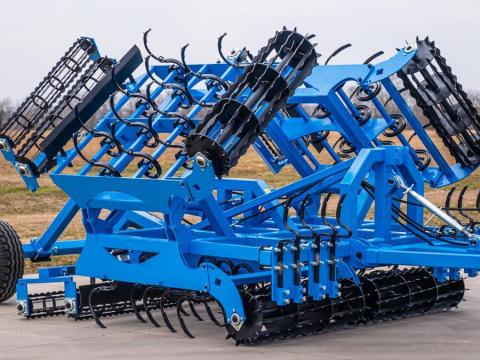 Új Magágykészítő Kombinátorok,  elöl rögtörővel,  4 sor kapával,  vontatott,  hidraulikus csukással Új Magágykészítő Kombinátorok,  elöl rögtörővel,  4 sor kapával,  vontatott,  hidraulikus csukással