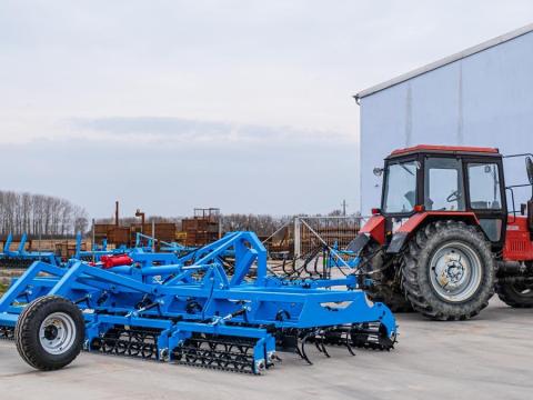 Új Magágykészítő Kombinátorok,  elöl rögtörővel,  4 sor kapával,  vontatott,  hidraulikus csukással Új Magágykészítő Kombinátorok,  elöl rögtörővel,  4 sor kapával,  vontatott,  hidraulikus csukással